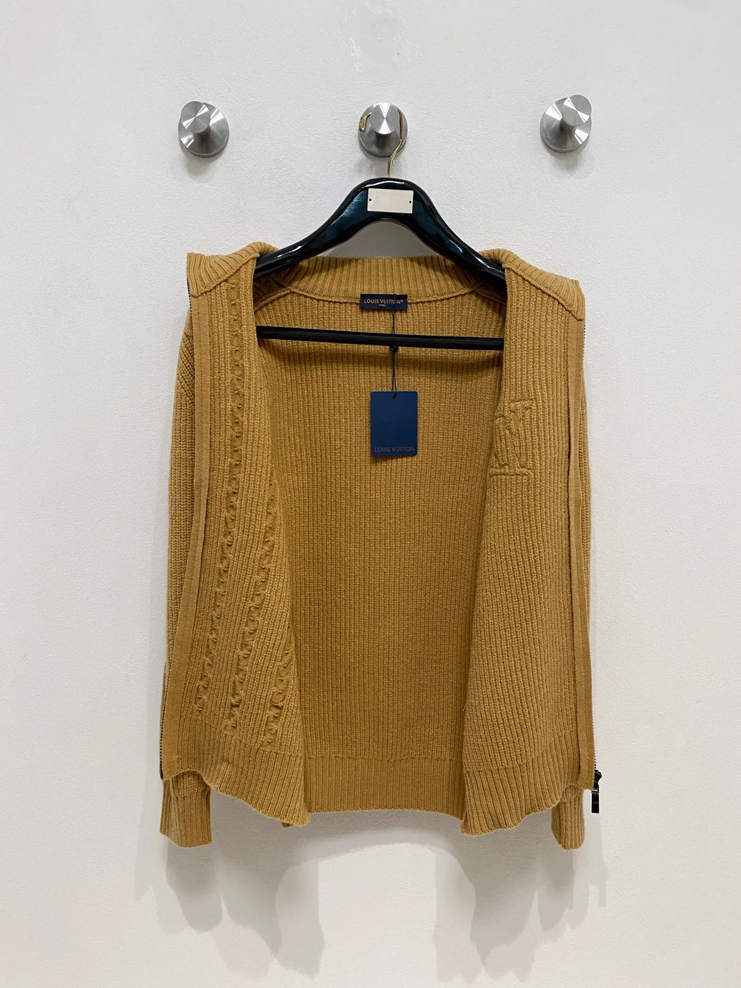 🅿️540 LV autumn and winter classic cardigan sweater, in full condition! ! ! Wool blended fabric, the latest model in 2025, golden ratio! ! Slim-fitting soft gold, versatile and practical item, the combination and practicality are extremely powerful, simple and elegant, and classy! To create your own style, it is highly recommended to buy it in two colors. The standard slim fit tailoring process is suitable for both young and old men. It is knitted from wool and will not cause any discomfort! While keeping warm, it is stylish, textured and wearable, and the classic logo with contrasting colors on the chest feels in place! ! Recommended for regular customers! ! Size M-3XL (maximum wear: 190 pounds)